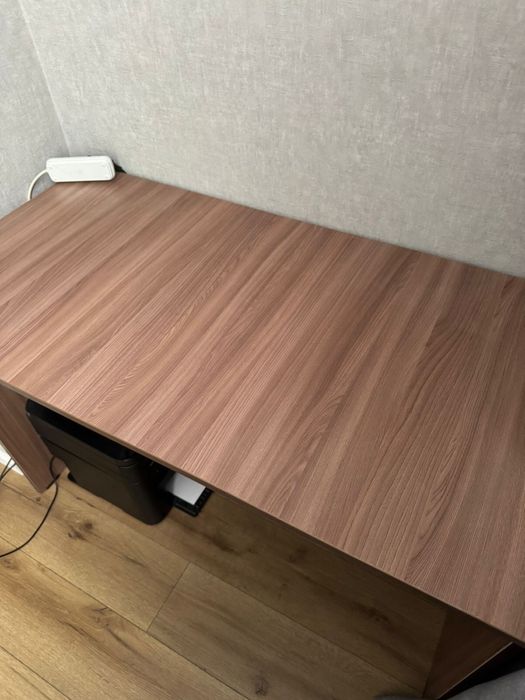 Продаю рабочий стол за 9.000 символично