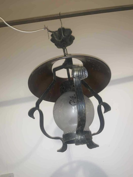 Aplica tavan din fier forjat si adajur de sticla cu ornament de cupru