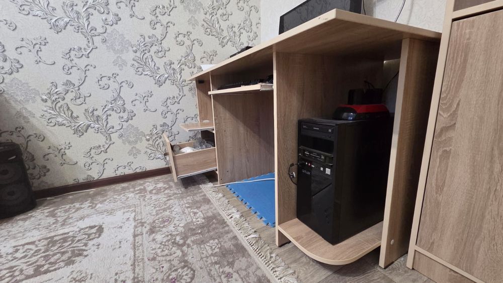 Компьютерный стол и шкаф