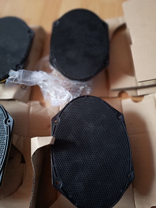 Vând 4 boxe / difuzoare auto , forma ovală, sunt noi.