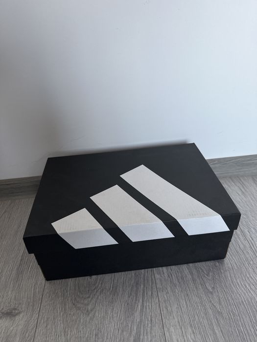 Vand adidasi fotbal pentru sintetic.