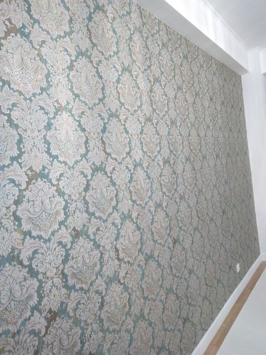 Профессионально клею обои.