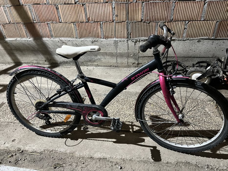 Vand bicicleta cu roti pe 24