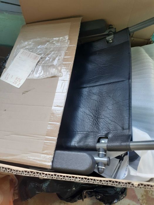 Scaun cu rotile si vas de toaleta