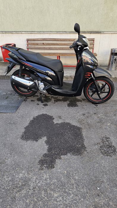 Продавам скутер Honda SH 300i