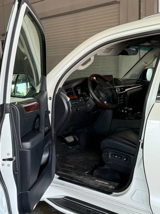 Lexus LX 570 сотилади