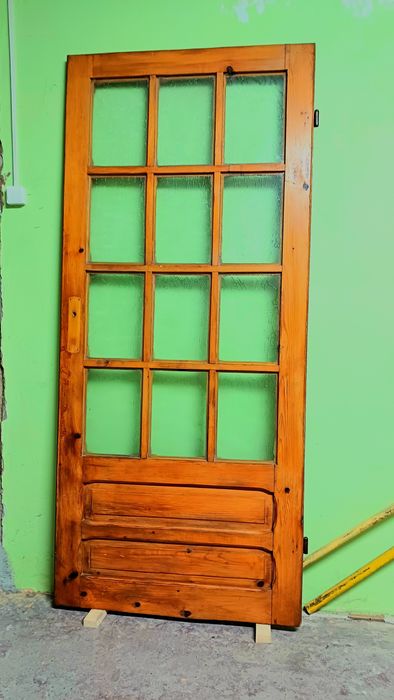 Uşă din lemn masiv cu geamuri incluse