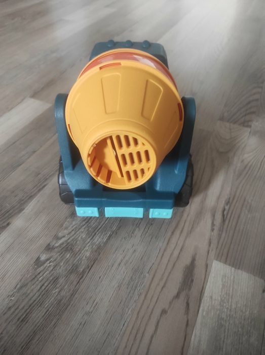 Продавам - голям детски боклукчийски камион и бетоновоз