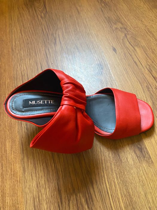 Vand sandale Musette 300 lei