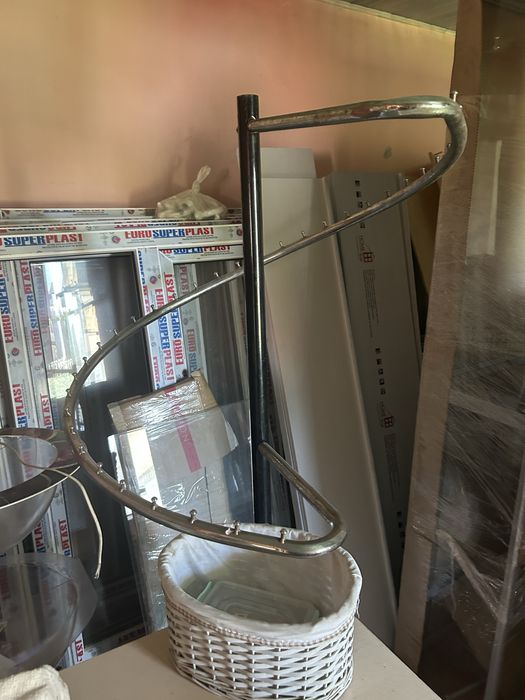 Срочно продам крючки и шкафы