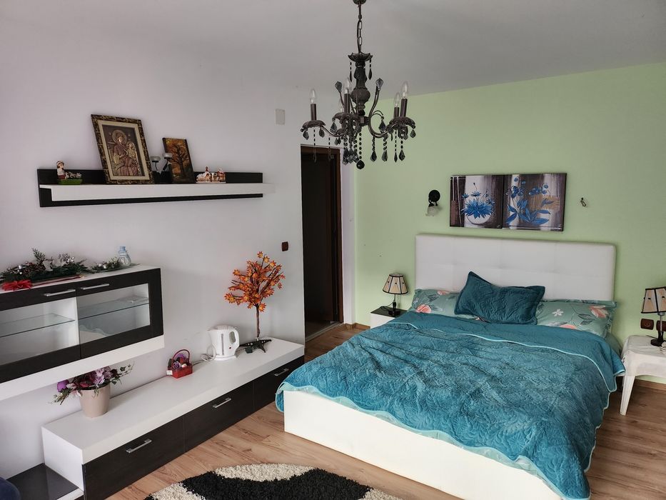 Închiriez casa și grădină