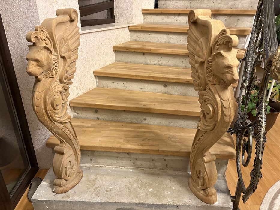 2 capitele sculptate din lemn in forma de leu din stejar masiv