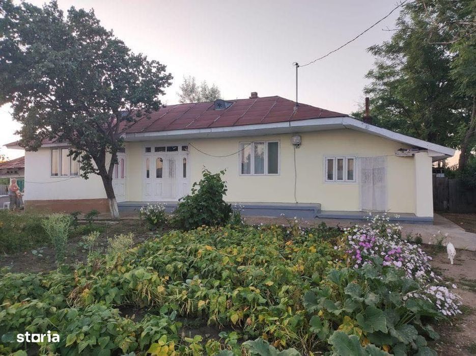 Casă cu 4 camere și curte mare, gata de utilizare