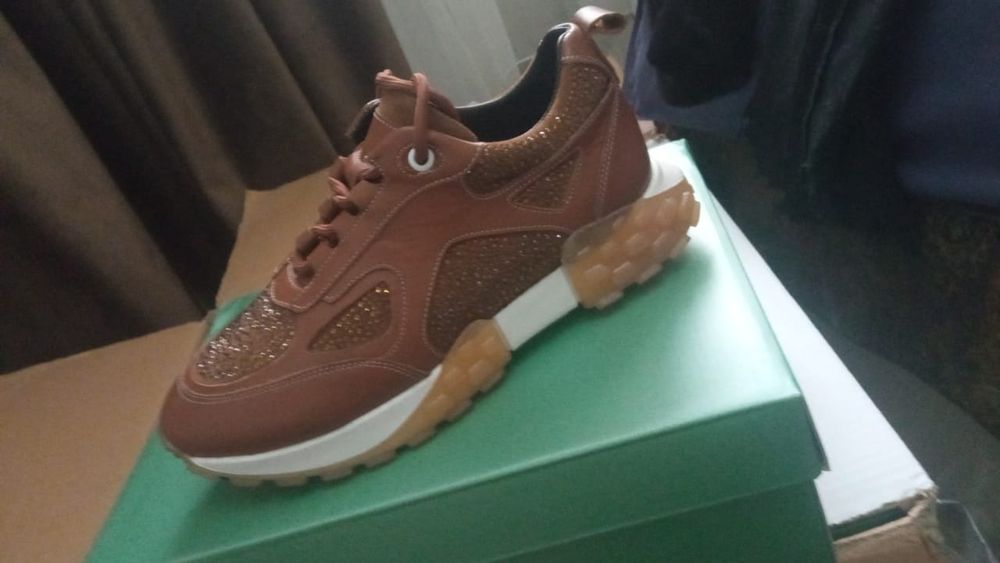 Женскийе крсссовки