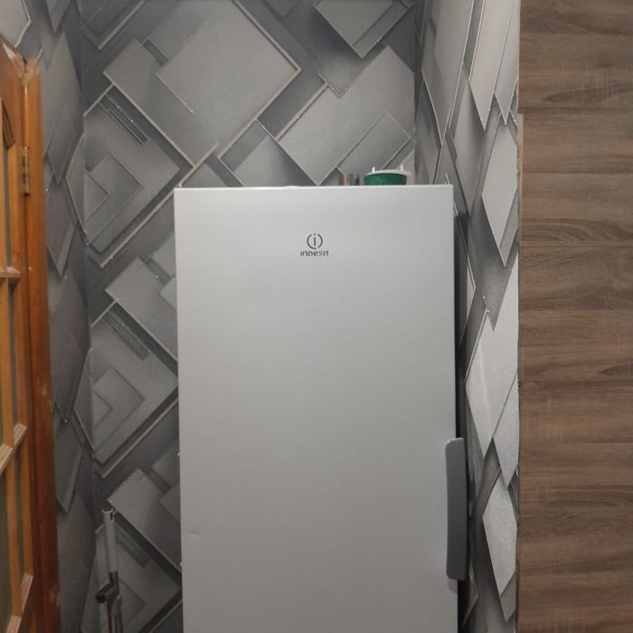 Продам, колонка (самбуфер), морозилку, кухонный диванчик.