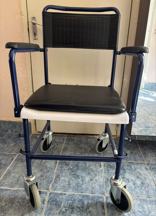 Scaun rulant cu toaletă in stare perfectă