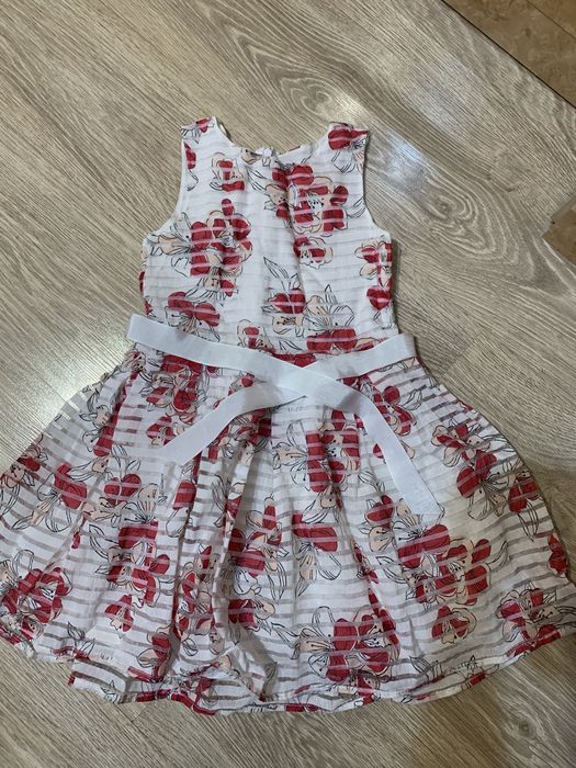 Платья на 6-8 лет фирменные