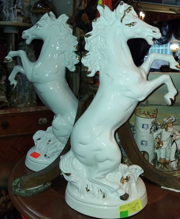 Порцеланови коне.