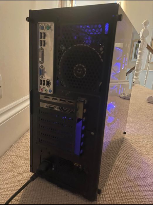 Vand pc gaming in stare excelenta