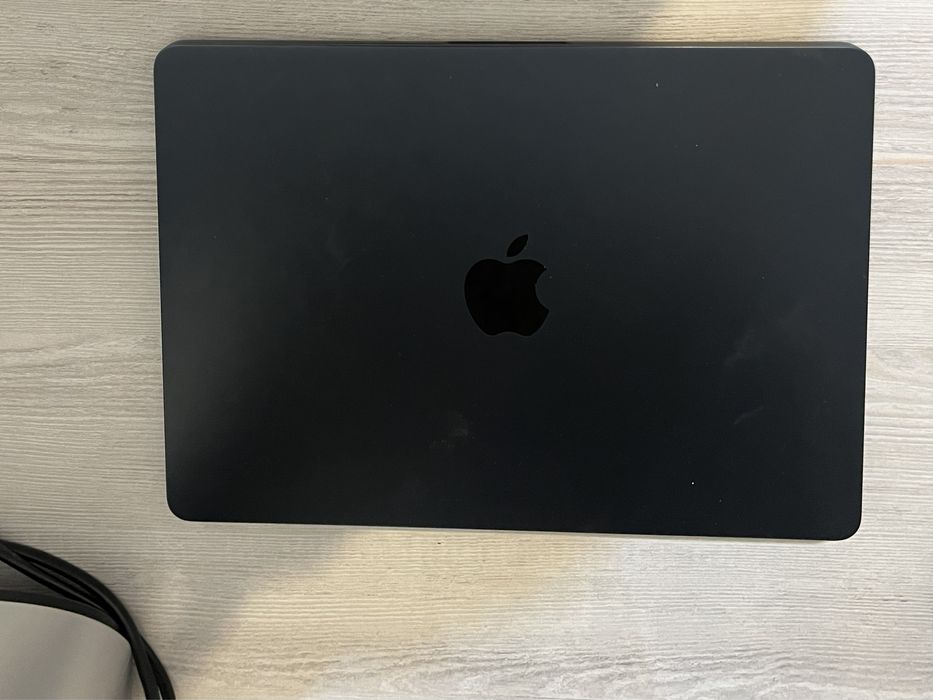 macbook air m2 13.6