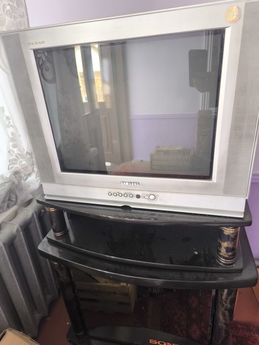 Televizor sotiladi