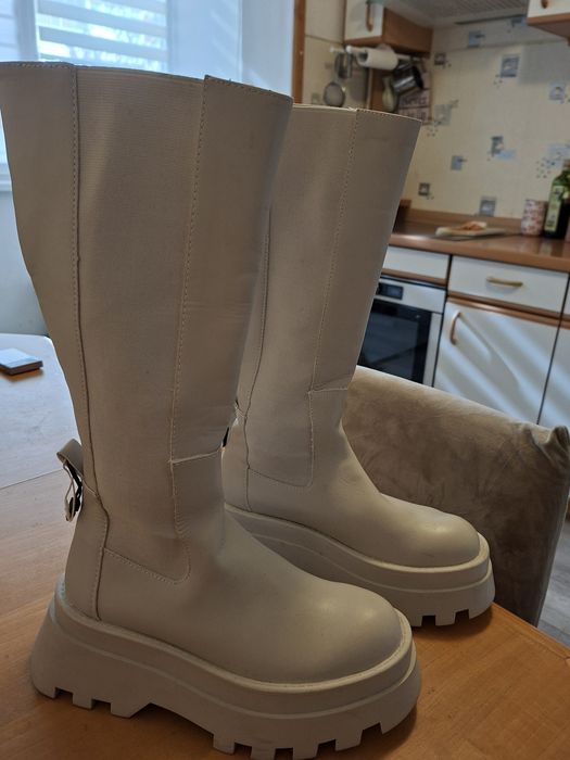 Vând cizme PULL AND BEAR marime 36