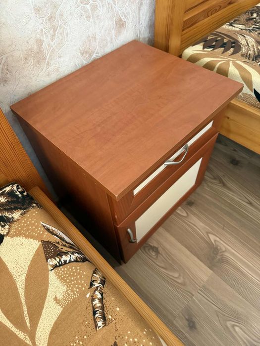 Дървени нощни шкафчета