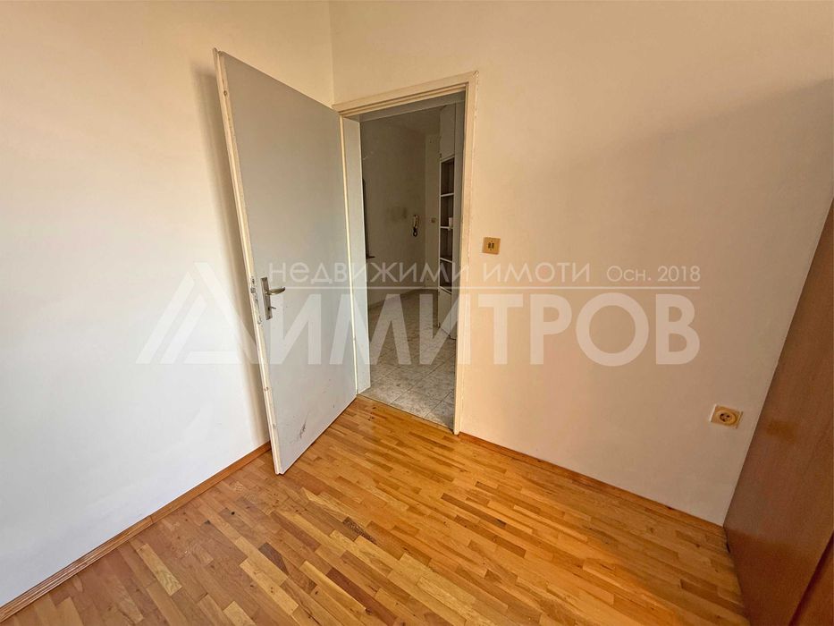Продава двустаен апартамент в саниран блок в гр. Нови пазар в близост до центъра на града.