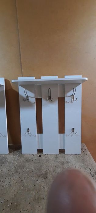 Продам вешалки настенные.