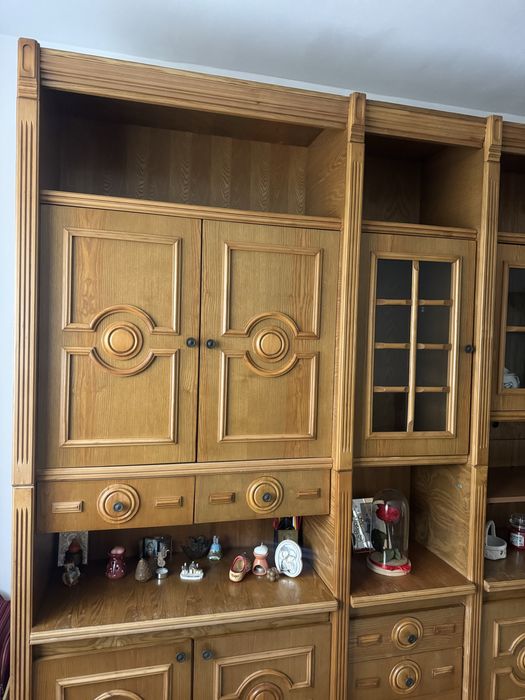 Mobilă living clasică din PAL cu canturi din lemn masiv