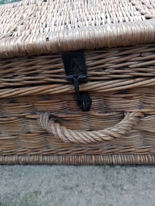 Антики Винтидж  Плетен куфар от миналия век /Антика/