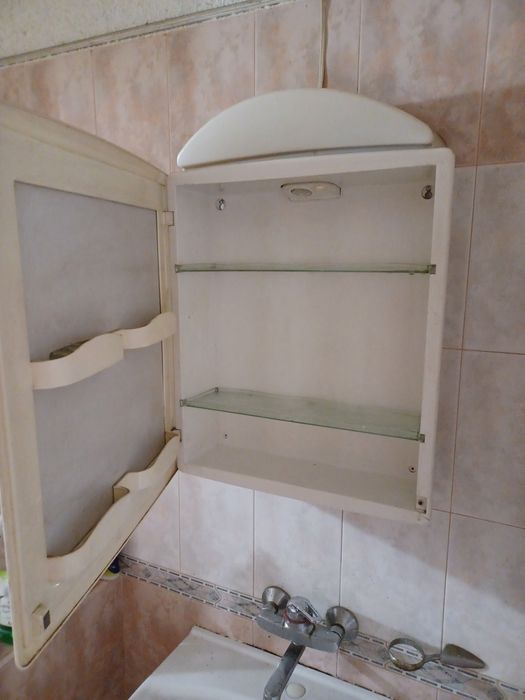 Огледален шкаф за баня с осветление