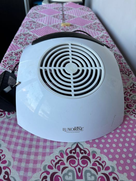 Aspirator praf manichiură