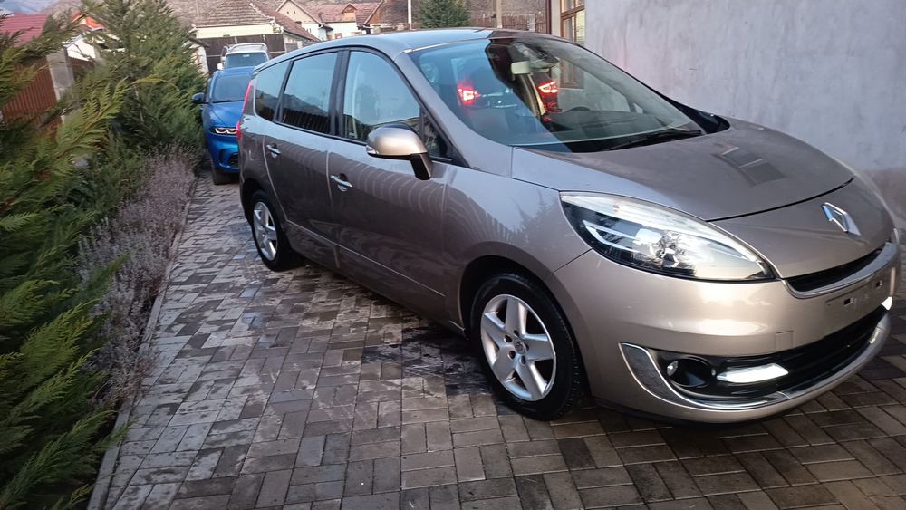 Renault Grand Scenic usor avariat 7 locuri
