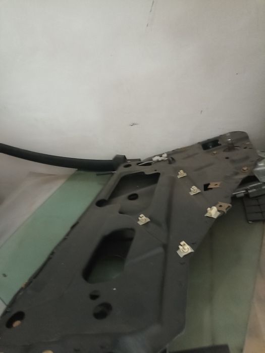 Стекло Ауди Б4 заднее левое