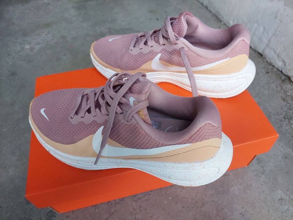 Маратонки за момиче Nike Revolution 8