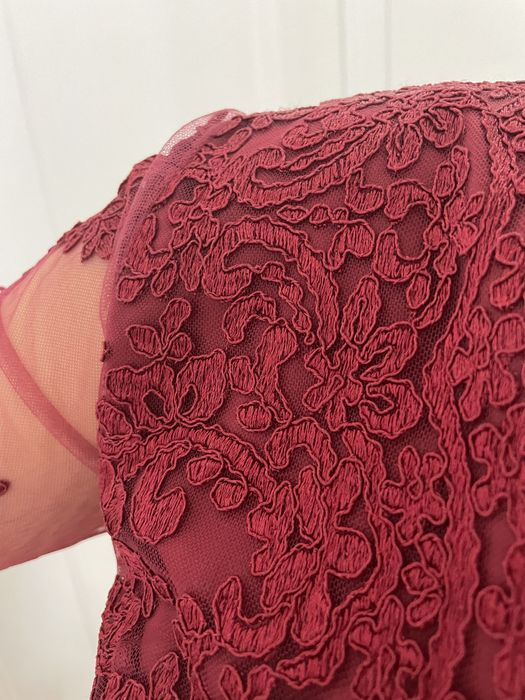 Платье с кружевами нарядное