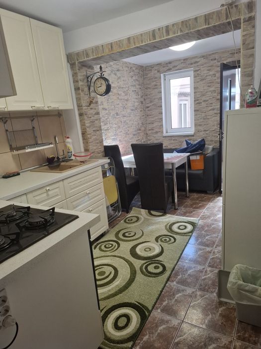 Inchiriez casa cu etaj la curte