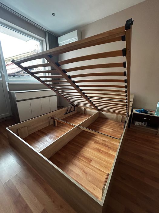 Продавам спалня с подматрачна рамка+матрак