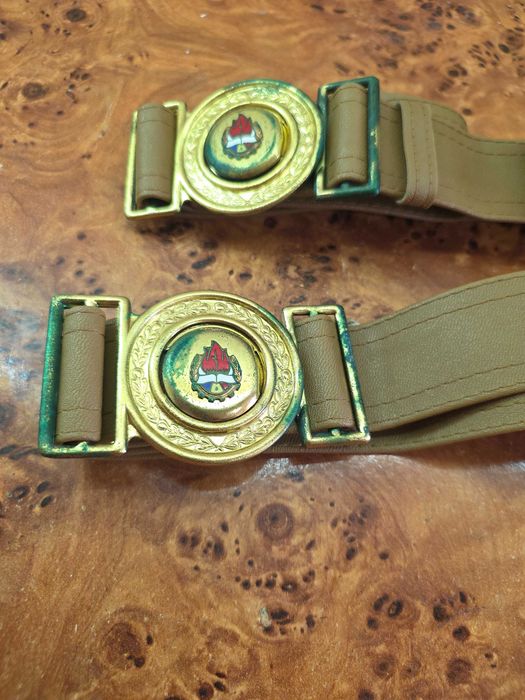 Lot 2 curele originale de Pionier RSR – perioada comunistă – paftă metalică cu emblemă