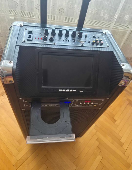 Караоке колона с 7" дисплей и DVD Player