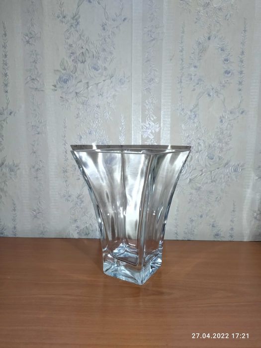 Маленькая цветочная ваза.