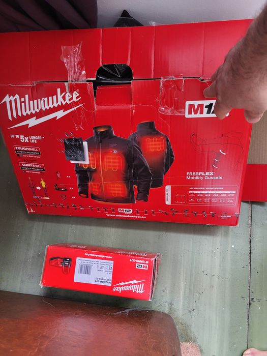 Geaca Milwaukee nou nouta .buna pentru timpul friguros .cu incalzire pe baterii