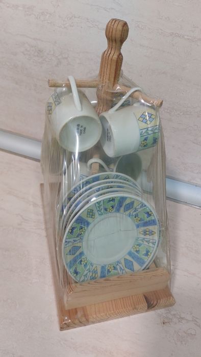 Нов сервиз за кафе с дървена стойка