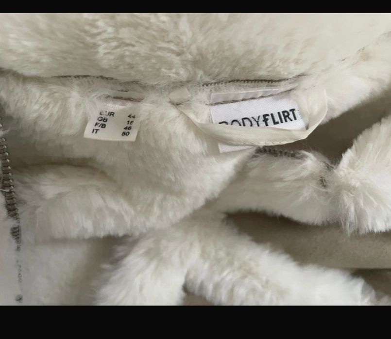 Jacheta cu blanita de la Bodyflirt