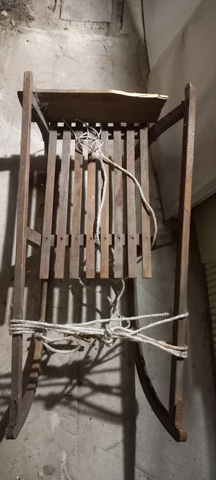 Дървена шейна с облегалка