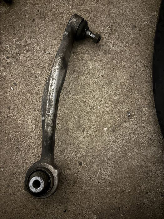 Два долни предни носача за Mercedes c класа w204