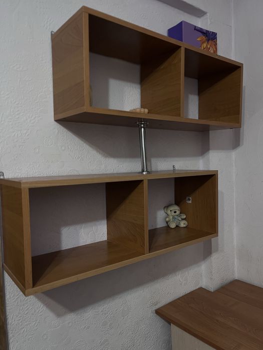 Продам стол и четыре одинаковые полки.