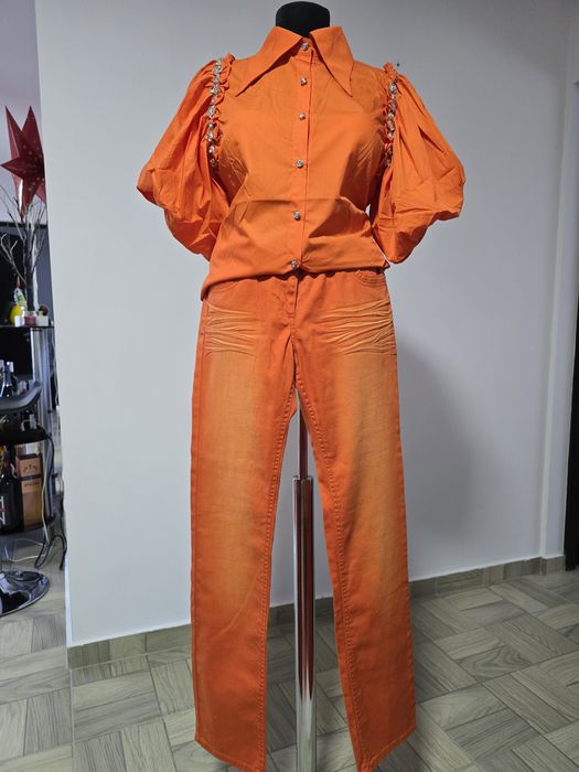Blugi orange, model cu strasuri aplicate, model lejer, confortabil