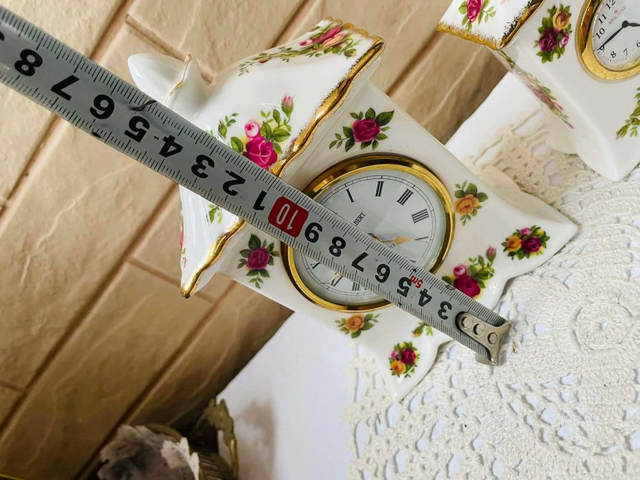 ROYAL ALBERT красив часовник от Англия от костен порцелан